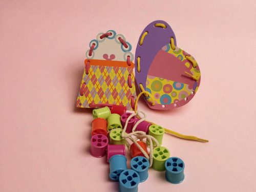 Befűzős fejlesztő játék színes gyöngyökkel – használt, jó állapotban (G2) 