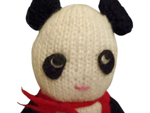 Kötött panda piros ruhában, 18 cm – használt, jó állapotú (H6) 