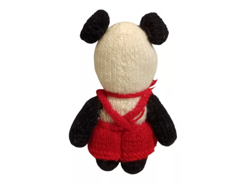 Kötött panda piros ruhában, 18 cm – használt, jó állapotú (H6) 