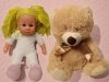 Gondoskodó játékbaba 38 cm + krémszínű alvótárs maci 30 cm – használt, baba jó / maci újszerű állapotban (C5/da)