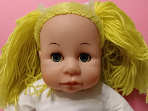 Gondoskodó játékbaba 38 cm + krémszínű alvótárs maci 30 cm – használt, baba jó / maci újszerű állapotban (C5/da)