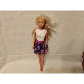   Divatbaba virágmintás ruhában használt, jó állapotban – 30 cm (G3) 