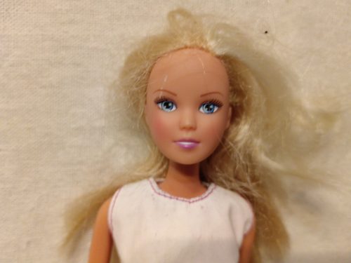 Divatbaba virágmintás ruhában használt, jó állapotban – 30 cm (G3) 