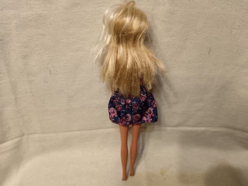 Divatbaba virágmintás ruhában használt, jó állapotban – 30 cm (G3) 