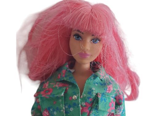 Barbie-stílusú divatbaba pink hajjal, virágos dzsekiben – újszerű állapotú (28 cm) (D3)
