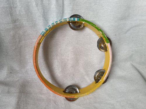 Színes fa csörgő – használt állapotú, 18 cm  (G1)