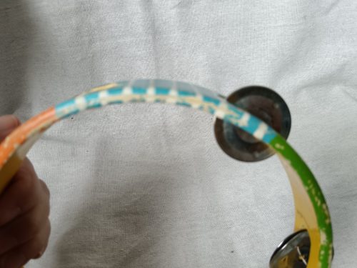 Színes fa csörgő – használt állapotú, 18 cm  (G1)