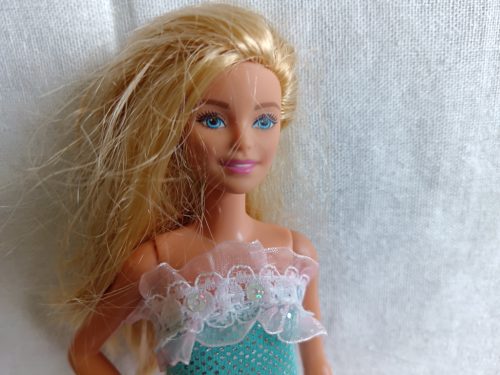 Szöszi divatbaba rózsaszín ruhában – használt, jó állapotban (G4)