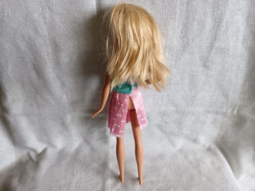 Szöszi divatbaba rózsaszín ruhában – használt, jó állapotban (G4)