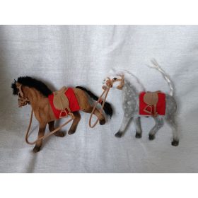   Lovas játékfigurák piros nyereggel – használt újszerű állapotban, 13 cm (G1)