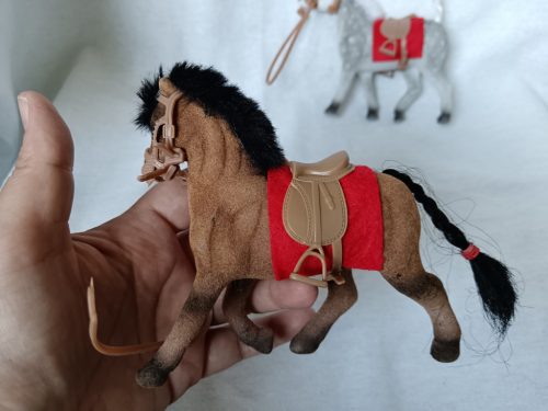 Lovas játékfigurák piros nyereggel – használt újszerű állapotban, 13 cm (G1)