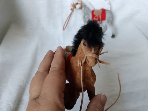 Lovas játékfigurák piros nyereggel – használt újszerű állapotban, 13 cm (G1)