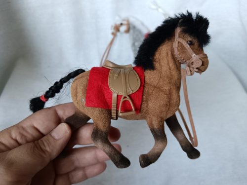 Lovas játékfigurák piros nyereggel – használt újszerű állapotban, 13 cm (G1)