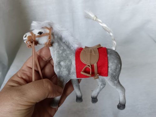 Lovas játékfigurák piros nyereggel – használt újszerű állapotban, 13 cm (G1)