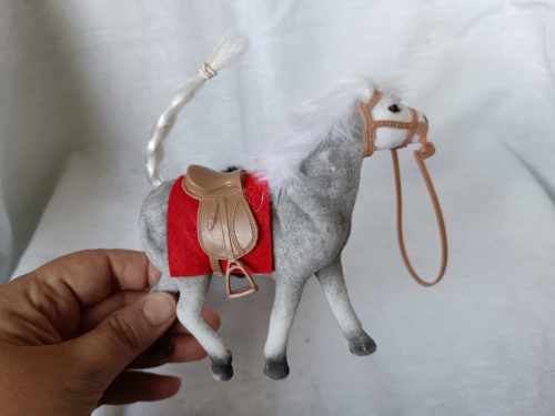 Lovas játékfigurák piros nyereggel – használt újszerű állapotban, 13 cm (G1)