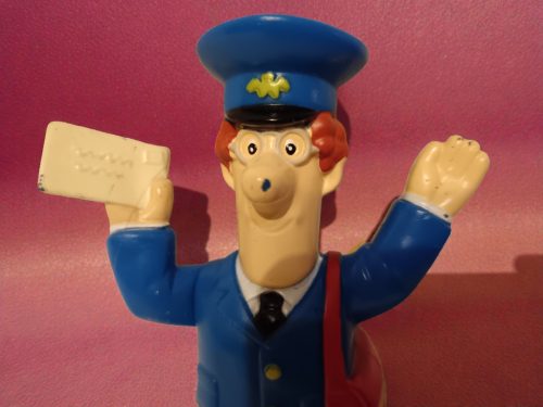 Postás Pat figura, 8 cm – használt állapotú (F1)