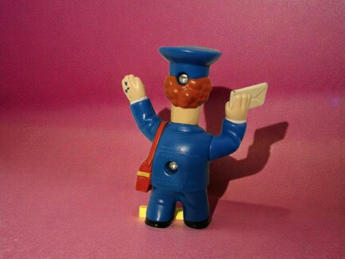 Postás Pat figura, 8 cm – használt állapotú (F1)