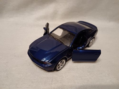 Kék Ford Mustang kisautó, 15 cm – használt, jó állapotban (D5)