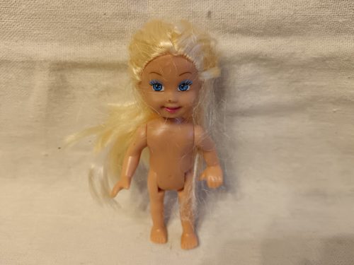 Pici, használt, jó állapotú baba kócos hajjal – 12 cm (G4)