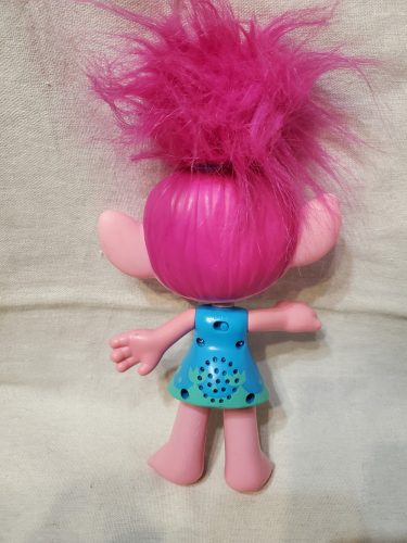 Trollok Pipacs baba – angol nyelven éneklő, használt, jó állapotban (26 cm) (e3)