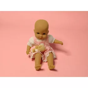   Élethű játékbaba mackóval, 36 cm – használt, jó állapotban (C3)