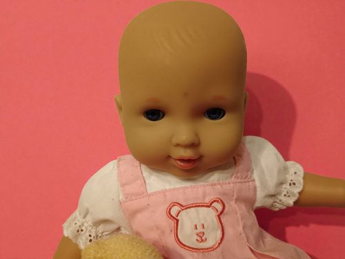 Élethű játékbaba mackóval, 36 cm – használt, jó állapotban (C3)