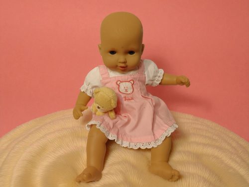 Élethű játékbaba mackóval, 36 cm – használt, jó állapotban (C3)