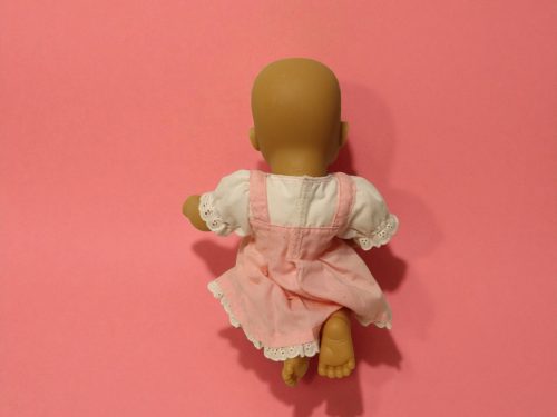 Élethű játékbaba mackóval, 36 cm – használt, jó állapotban (C3)