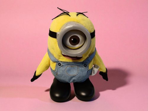 Minion interaktív nevető figura, 23 cm – használt, újszerű állapotban (D4)