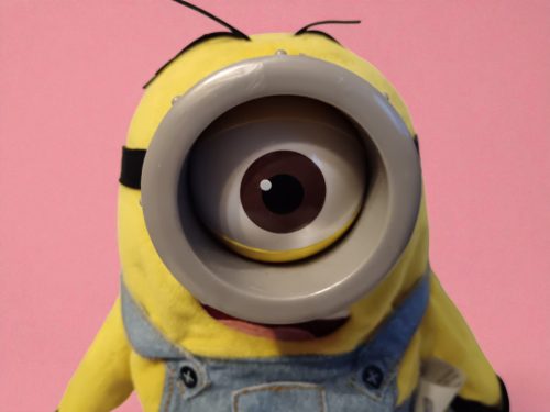 Minion interaktív nevető figura, 23 cm – használt, újszerű állapotban (D4)