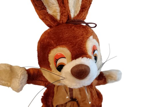 Nyuszi plüssfigura tárolóval – 27 cm, jó állapotú (B1)