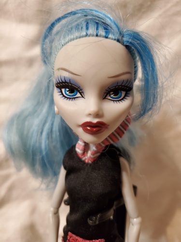 Monster High Ghoulia Yelps baba – használt, újszerű állapotú (30 cm) (b6)