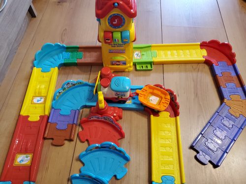 V-tech root-toot vonat pálya vasútállomással