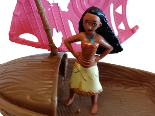 Vaiana hajó (15 cm) és figura (nem Disney) (7 cm) szett - hiányos, újszerű (evezőlapát hiányzik) (G4)
