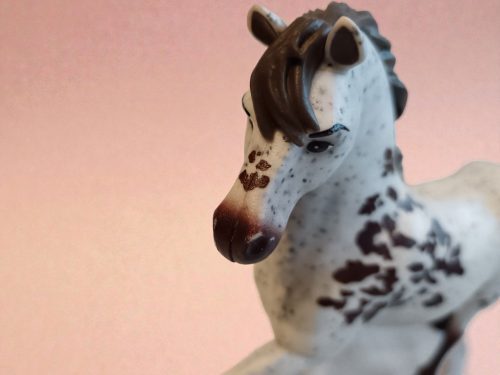 Nyugodt léptű ló figura – 17 cm, használt, újszerű állapotban (B6)