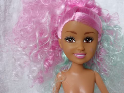 Színes hajú divatbaba – használt, jó állapotban (G1)