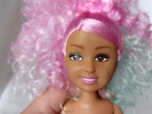 Színes hajú divatbaba – használt, jó állapotban (G1)