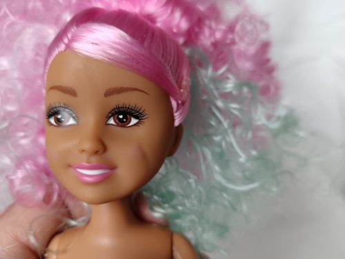 Színes hajú divatbaba – használt, jó állapotban (G1)