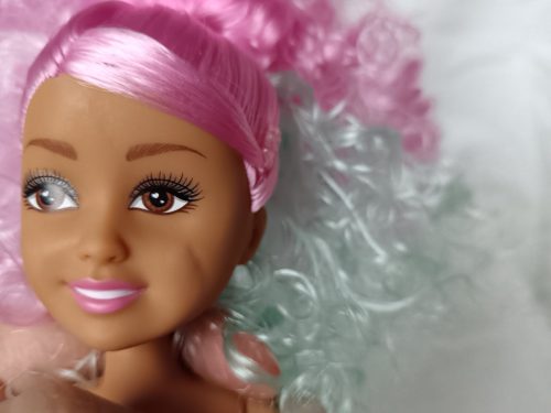 Színes hajú divatbaba – használt, jó állapotban (G1)