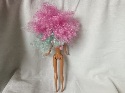 Színes hajú divatbaba – használt, jó állapotban (G1)