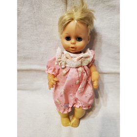  Klasszikus baba rózsaszín ruhában – használt állapotú (26 cm) (d4)