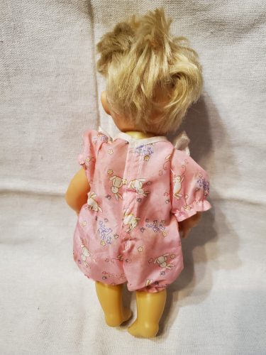 Klasszikus baba rózsaszín ruhában – használt állapotú (26 cm) (d4)