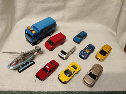 Kisautó és helikopter csomag – használt, jó állapotban (10 db) (C6)