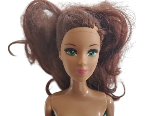 Zöld ruhás divatbaba – használt jó állapotú (30 cm) (D3)