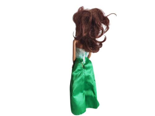 Zöld ruhás divatbaba – használt jó állapotú (30 cm) (D3)