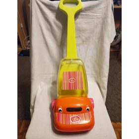   Child World játék porszívó tolókarral – használt, karcos állapotú (60 cm) (c2)