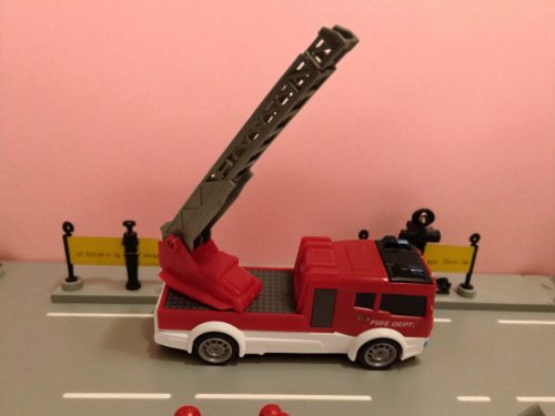 Tűzoltóautó kihúzható létrával, 15 cm – használt, újszerű állapotban (G2) 