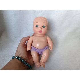   Játékbaba lila bugyiban – újszerű állapotú, 19 cm (G1) 