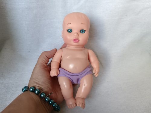 Játékbaba lila bugyiban – újszerű állapotú, 19 cm (G1) 