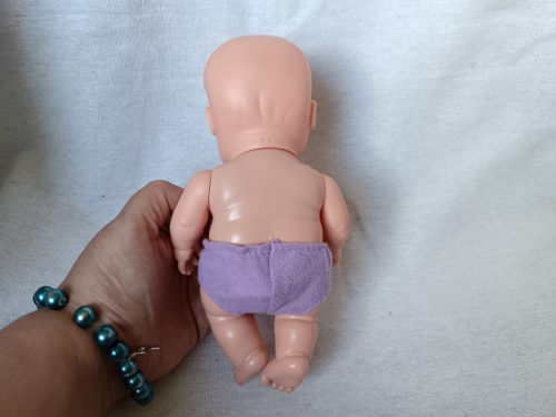 Játékbaba lila bugyiban – újszerű állapotú, 19 cm (G1) 